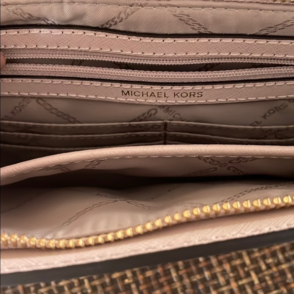 Just Like New!!!  Michael Kors Jet Set Travel Leather Crossbody - Picture 7 of 7